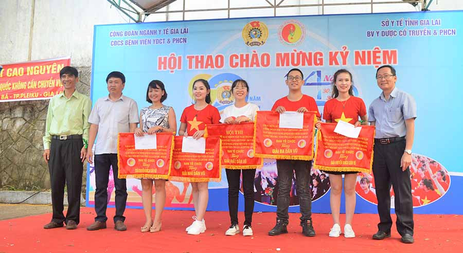 Trao giải cho các đội có thành tích cao tại Hội thao. Ảnh: Đinh Yến