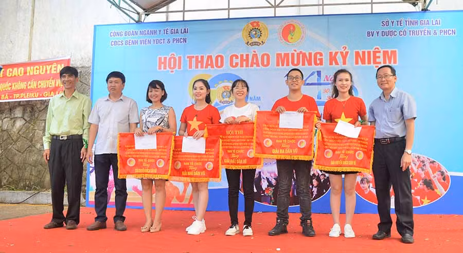 Trao giải cho các đội có thành tích cao tại Hội thao. Ảnh: Đinh Yến
