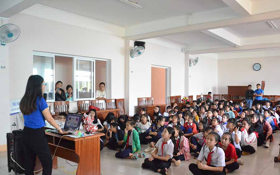  Lớp học tìm hiểu về rác thải nhựa nhận được sự quan tâm của đông đảo trại sinh. Ảnh: P.V