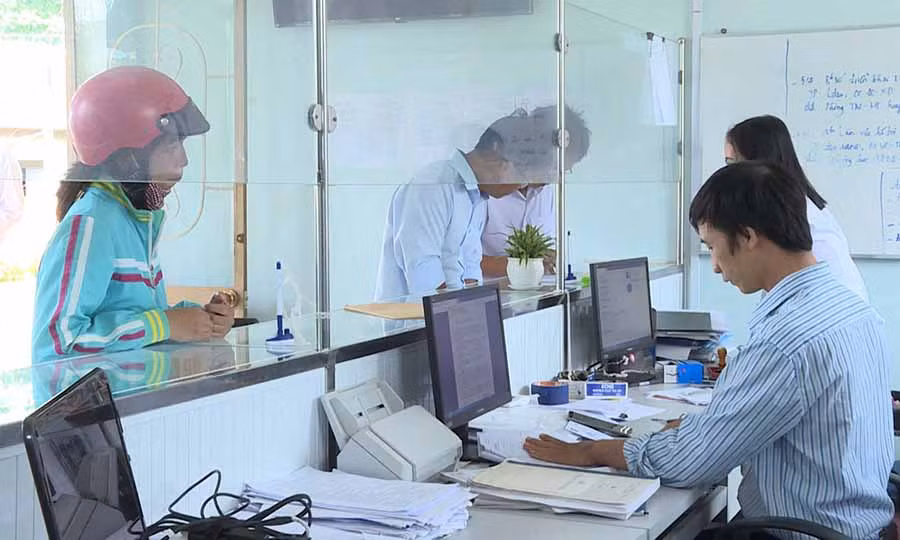  Kiểm tra việc chấp hành giờ làm việc tại UBND thị trấn Phú Hòa. Ảnh: L.N