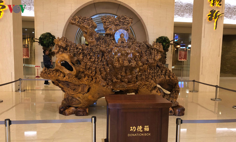  Trong chùa có tác phẩm độc đáo bằng gỗ với được đục đẽo vô cùng tinh xảo.