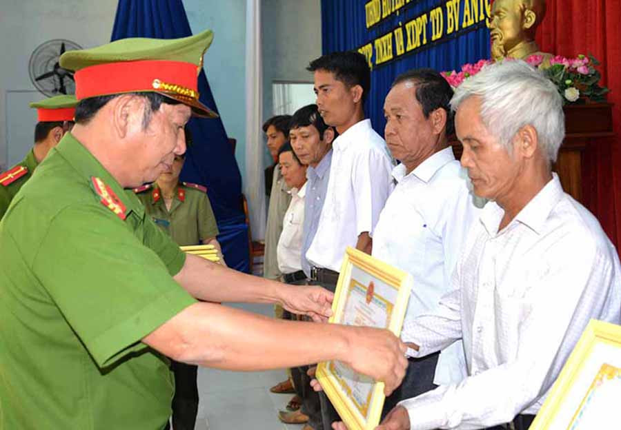  Đại tá Lê Quang Trung-Trưởng Công an huyện Phú Thiện trao giấy khen của Giám đốc Công an tỉnh cho ông Nguyễn Nghĩa Thắng. Ảnh: M.H