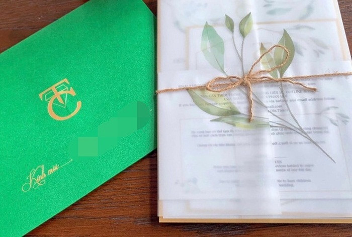 Mới đây, thiệp cưới của doanh nhân Quốc Cường và Đàm Thu Trang được tiết lộ. Thiết kế thiệp khá đơn giản nhưng trang nhã. Sự xuất hiện của chiếc thiệp cho biết đám cưới của cặp đôi này đã đến rất gần.