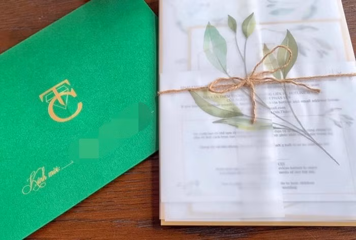 Mới đây, thiệp cưới của doanh nhân Quốc Cường và Đàm Thu Trang được tiết lộ. Thiết kế thiệp khá đơn giản nhưng trang nhã. Sự xuất hiện của chiếc thiệp cho biết đám cưới của cặp đôi này đã đến rất gần.