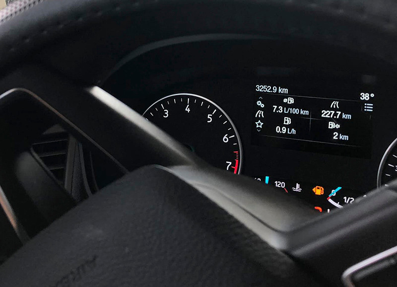 Hình ảnh thông số trên màn hình tap-lô cho thấy chiếc xe chỉ còn đi được thêm 2 km nữa Hình ảnh thông số trên màn hình tap-lô cho thấy chiếc xe chỉ còn đi được thêm 2 km nữa