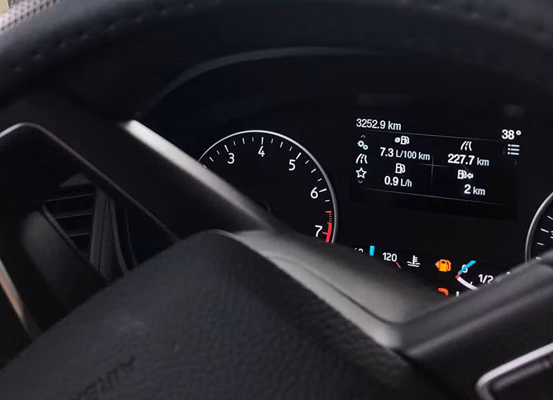 Hình ảnh thông số trên màn hình tap-lô cho thấy chiếc xe chỉ còn đi được thêm 2 km nữa Hình ảnh thông số trên màn hình tap-lô cho thấy chiếc xe chỉ còn đi được thêm 2 km nữa