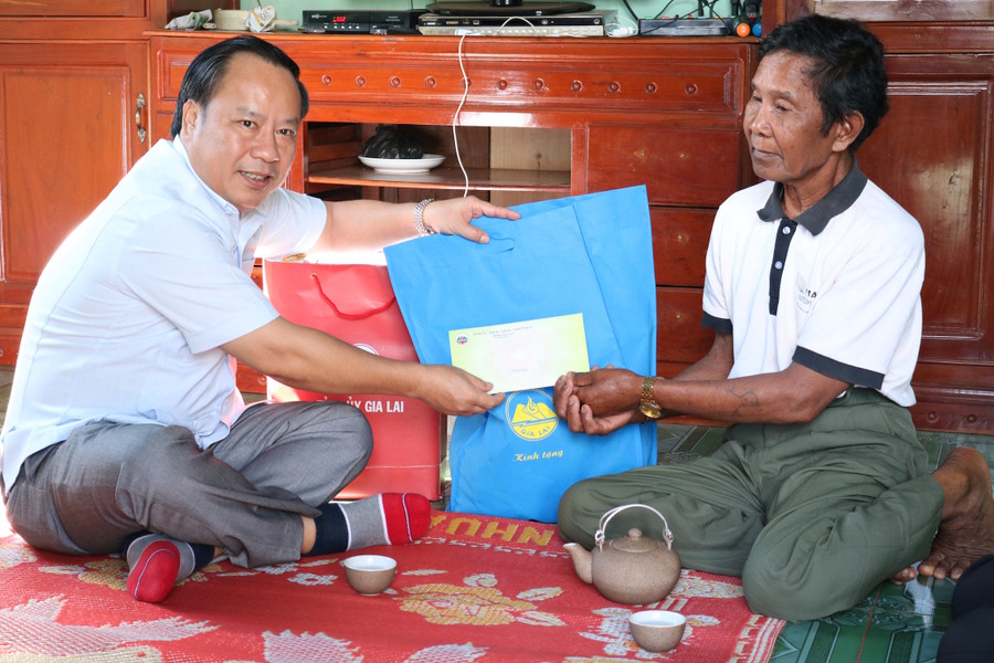 Bệnh binh Rơn Lan Khét (làng Dun Bêu, thị trấn Chư Sê, huyện Chư Sê) đón nhận phần quà từ lãnh đạo tỉnh trao tặng. Ảnh: Ngọc Sang Bệnh binh Rơn Lan Khét (làng Dun Bêu, thị trấn Chư Sê, huyện Chư Sê) đón nhận phần quà từ lãnh đạo tỉnh trao tặng. Ảnh: Ngọc Sang