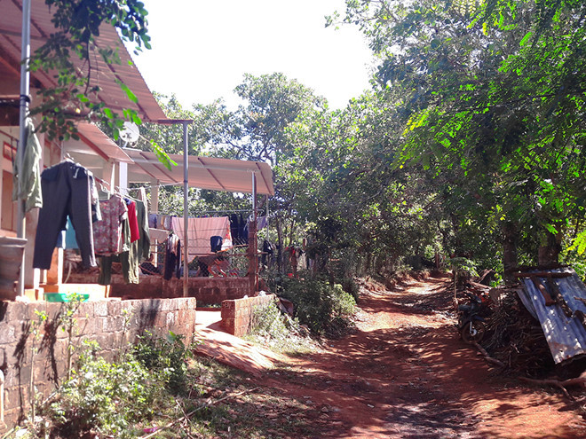 Những ngôi nhà ọp ẹp nằm dựa vào nhau