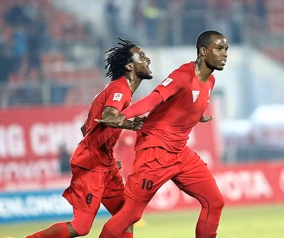 Errol Stevens (phải) thắng kiện CLB Hải Phòng. Ảnh: MINH HOÀNG