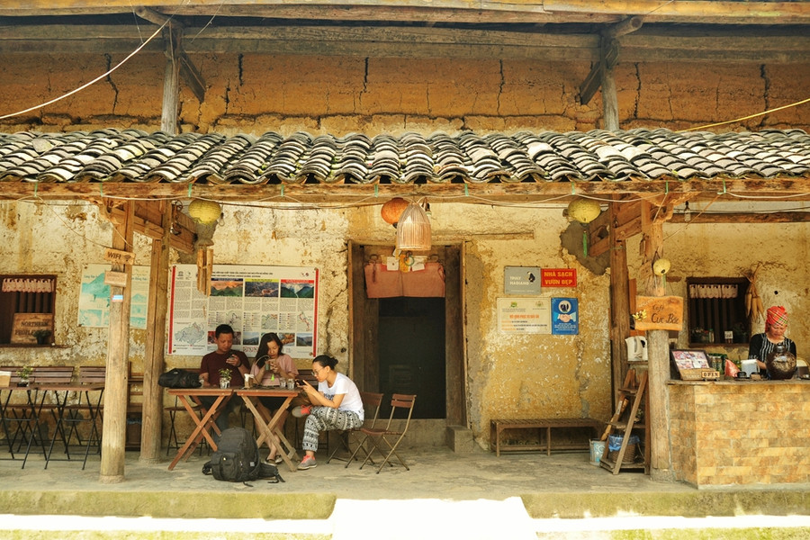 Nhiều du khách bất ngờ khi đến một nơi heo hút vẫn có thể thưởng thức những ly cà phê pha phin ngon, dịch vụ wifi đầy đủ như ở thị trấn hay thành phố. "Còn gì tuyệt vời hơn cảm giác thưởng thức cà phê ở vùng biên cương, ngắm nhìn sự bình yên của thôn Lô Lô Chải... điều mà thị trấn Đồng Văn đang dần mất đi bởi nhịp sống ồn ào, tốc độ du lịch hóa quá nhanh", một du khách nói. Nhiều du khách bất ngờ khi đến một nơi heo hút vẫn có thể thưởng thức những ly cà phê pha phin ngon, dịch vụ wifi đầy đủ như ở thị trấn hay thành phố.