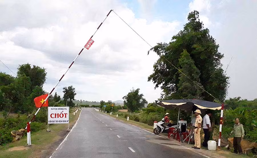  Chốt tạm thời được đặt tại khu vực giáp ranh với huyện Sông Hinh, tỉnh Phú Yên. Ảnh: L.N