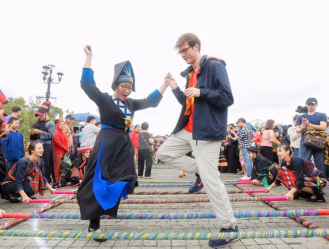 Du khách nước ngoài thích thú khi được trải nghiệm với điệu múa sạp