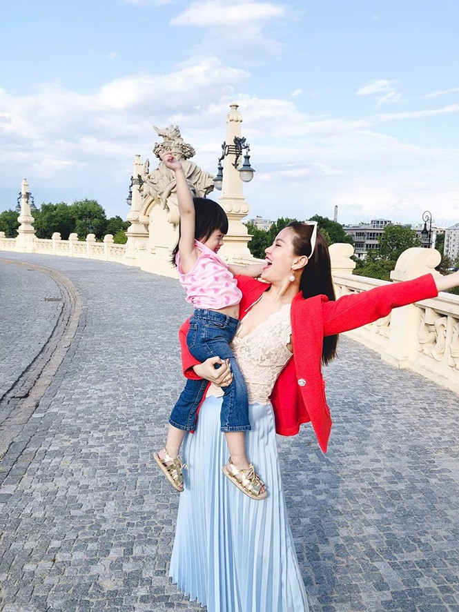 Á hậu có nhiều khoảnh khắc đáng yêu bên cô con gái dễ thương.