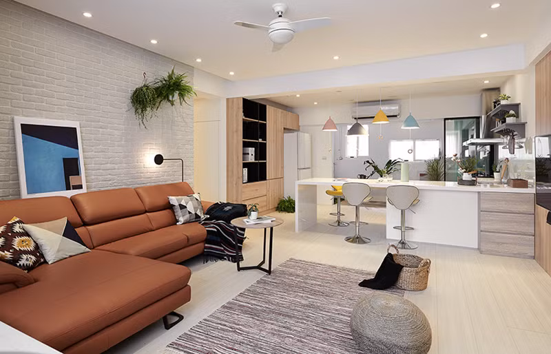 Rèm cửa, bàn ghế, cây xanh tạo cảm giác ngôi nhà tràn đầy sức sống.