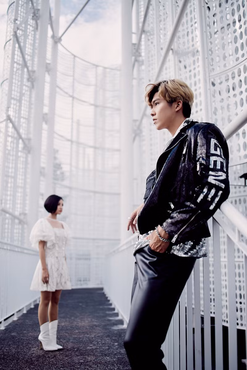  Trong trang phục mang màu sắc đối lập, cặp đôi trẻ đang lên của showbiz Việt, Trịnh Thảo & Soho vẫn thể hiện sự hòa hợp qua ánh mắt và thần thái.