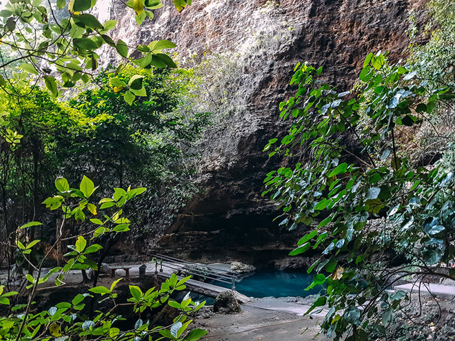 Một lòng hồ tự nhiên nước xanh trong vắt thấp thoáng sau những tán cây xanh đang nằm im lìm trong lòng hang -Ảnh: Hachi8 Một lòng hồ tự nhiên nước xanh trong vắt thấp thoáng sau những tán cây xanh đang nằm im lìm trong lòng hang -Ảnh: Hachi8
