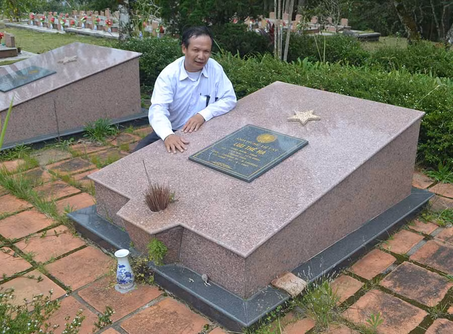  Tác giả bên ngôi mộ Anh hùng liệt sĩ Lưu Thế Hà. Ảnh: H.M
