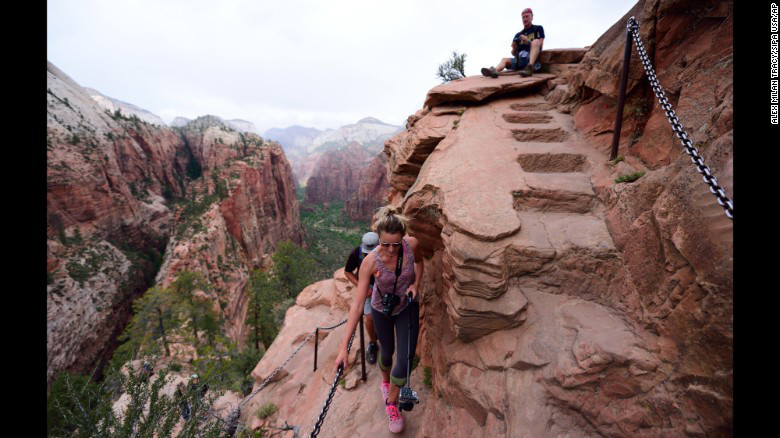 Những du khách khám phá Công viên quốc gia Zion và trải nghiệm cảm giác leo lên trên đỉnh Angels Landing. Tuy nhiên khi du lịch nơi đây có thể gặp một số nguy hiểm như sự giảm nhiệt cơ thể, kiệt sức do nắng nóng hay những trận mưa dông sấm chớp.