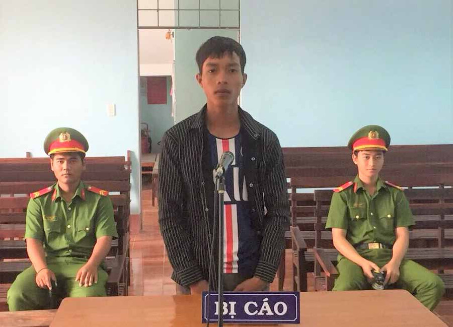 Bị cáo Siu Nhị nghe tòa tuyên án. Ảnh: Cao Phong