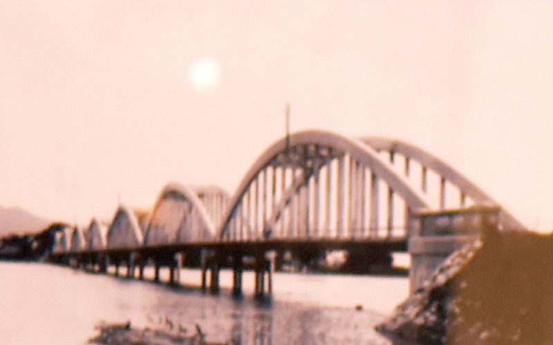 Bức ảnh hiếm về cây cầu Ròon bắc qua sông Loan ở Quảng Bình- một trong những công trình mang dấu ấn của Chủ tịch Souphanouvong tại Việt Nam. Ảnh tư liệu: Bảo tàng Hồ Chí Minh