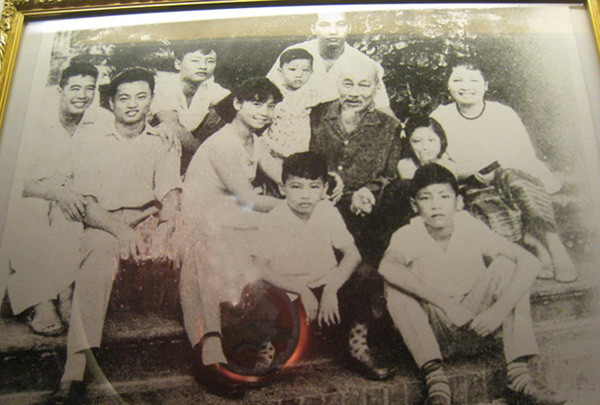 Ảnh bà Kỳ Nam và các con chụp chung với Bác Hồ, năm 1960. Ảnh: Tư liệu