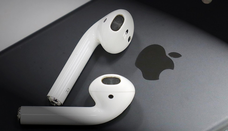Tai nghe không dây AirPods của Apple. Ảnh: Nikkei Asian Review