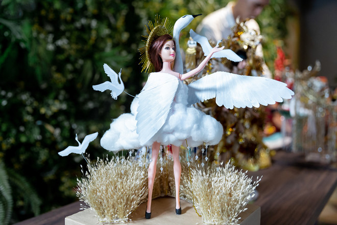 Cò của Nguyễn Đức Liêm tái hiện không gian làng quê Việt Nam qua hình ảnh đồng lúa, cò, mặt trời. Sử dụng gam màu chủ đạo là trắng và vàng, bộ trang phục khi mang lên sân khấu sẽ tạo hiệu ứng phối cảnh 3D. Tác giả đảm bảo bộ trang phục không gây khó khăn khi di chuyển, cũng như thuận tiện cho việc đóng gói khi mang đến Miss Universe-Ảnh: BTC