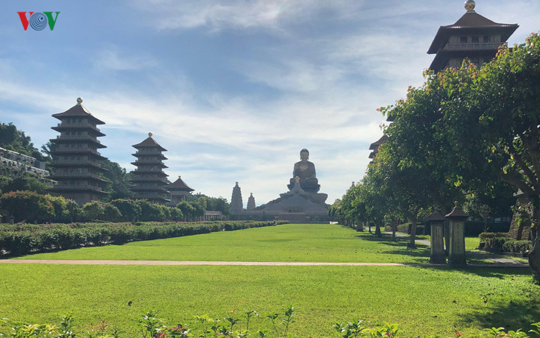  Toạ lạc trên ngọn núi cao tại Đại Thọ, thành phố Cao Hùng, Đài Loan (Trung Quốc), ngôi chùa nổi tiếng Phật Quang Sơn được người dân mệnh danh là 