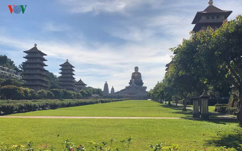  Toạ lạc trên ngọn núi cao tại Đại Thọ, thành phố Cao Hùng, Đài Loan (Trung Quốc), ngôi chùa nổi tiếng Phật Quang Sơn được người dân mệnh danh là 