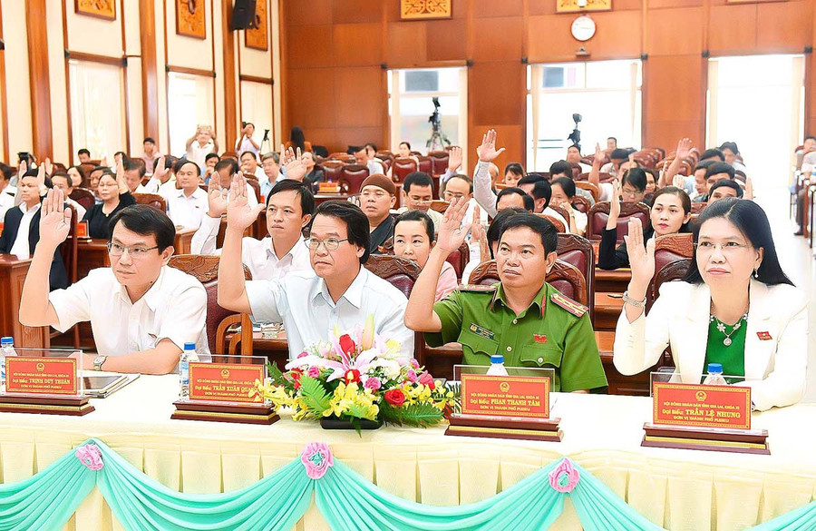 Đại biểu HĐND tỉnh biểu quyết thông qua các quyết nghị tại kỳ họp. Ảnh: Đức Thụy