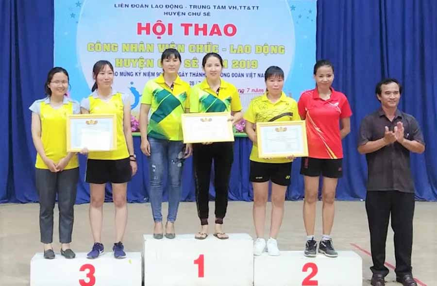 Trao giải cho các đội đạt thành tích cao. Ảnh: Đinh Yến