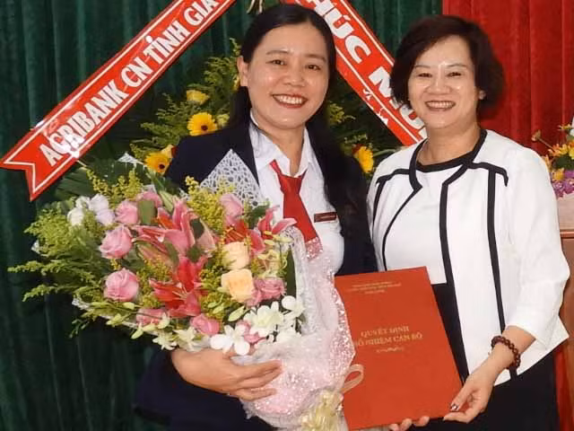 Bà Nguyễn Thị Phương (trái) nhận quyết định bổ nhiệm Phó Giám đốc Agribank chi nhánh Đông Gia Lai . Ảnh: Thanh Nhật