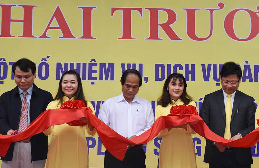 Cắt băng khai trương việc thí đểm triển khai chuyển Trung hành chính công về Bưu điện tỉnh. Ảnh: N.T