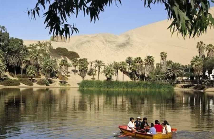 Du khách chèo thuyền trên hồ El Cascajo. Ảnh: AWL. Du khách chèo thuyền trên hồ El Cascajo. Ảnh: AWL.