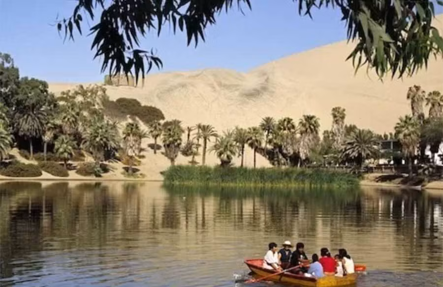  Du khách chèo thuyền trên hồ El Cascajo. Ảnh: AWL.