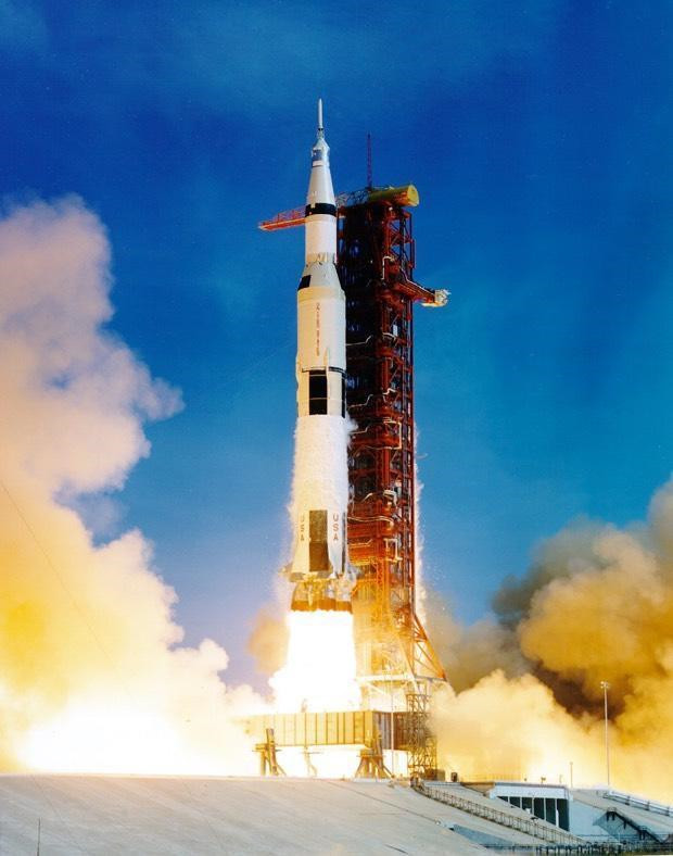 Chuyến du hành của Apollo 11 “cất cánh” ngày 16/7/1969 với tiếng gầm rung chuyển mặt đất của tên lửa Saturn 5, khiến hàng triệu người chứng kiến dọc đường cao tốc và bãi biển quanh đó phấn khích. Ảnh: NASA.
