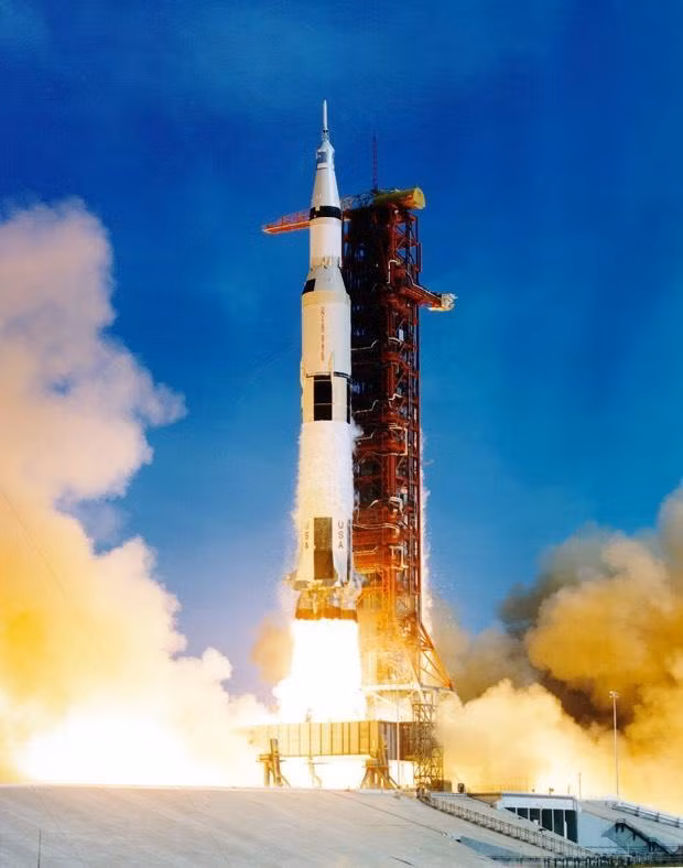 Chuyến du hành của Apollo 11 “cất cánh” ngày 16/7/1969 với tiếng gầm rung chuyển mặt đất của tên lửa Saturn 5, khiến hàng triệu người chứng kiến dọc đường cao tốc và bãi biển quanh đó phấn khích. Ảnh: NASA.