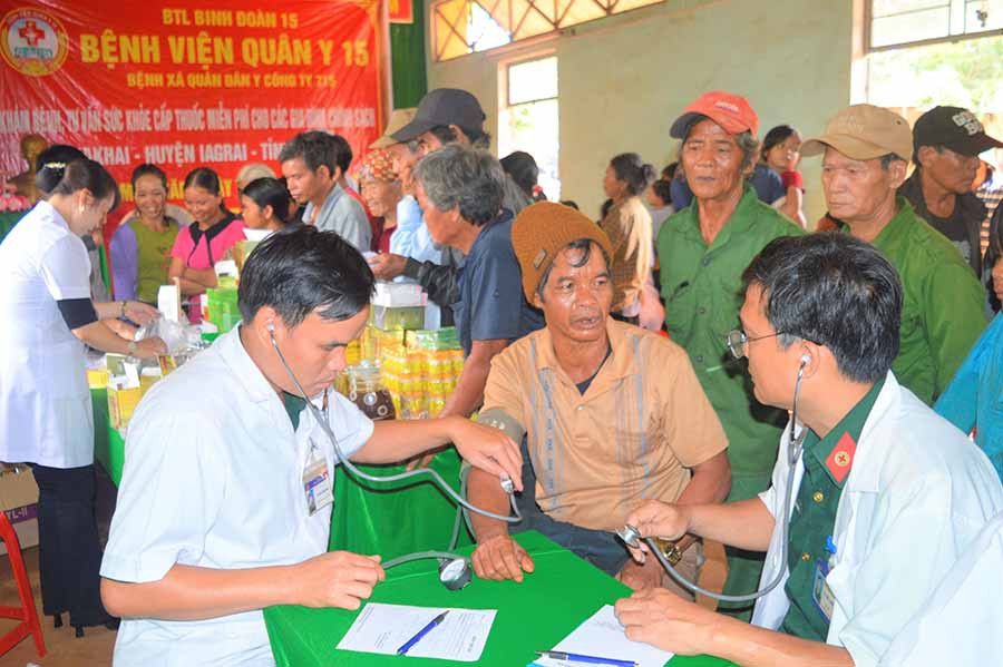  Các y-bác sĩ khám bệnh cho người dân làng Tung Chuk (xã Ia Khai, huyện Ia Grai). Ảnh: Đ.Y