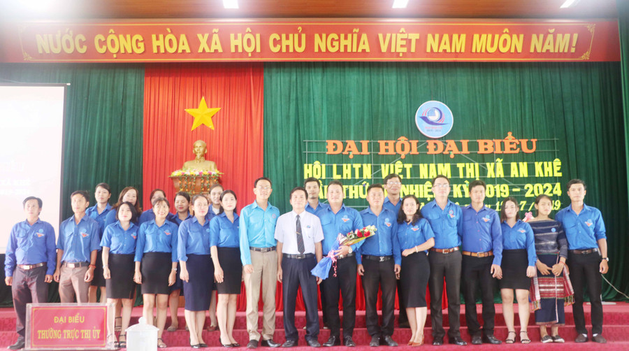 Đại biểu tham dự chúc mừng Ủy ban Hội LHTN Thị xã An Khê khóa VII. Ảnh: Ngọc Minh