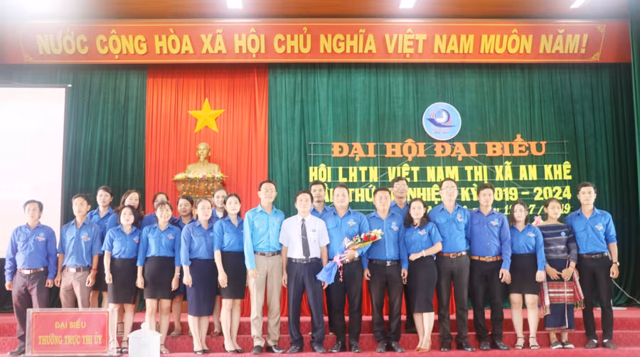Đại biểu tham dự chúc mừng Ủy ban Hội LHTN Thị xã An Khê khóa VII. Ảnh: Ngọc Minh