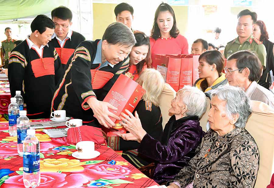 Đồng chí Tô Lâm-Ủy viên Bộ Chính trị, Bộ trưởng Bộ Công an tặng quà cho các Mẹ Việt Nam Anh hùng tại xã Gào (TP. Pleiku) vào tháng 7-2017. Ảnh: ĐỨC THỤY 