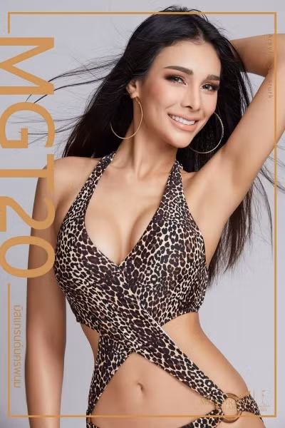 Đường cong của người đẹp được tôn lên với áo tắm da báo.