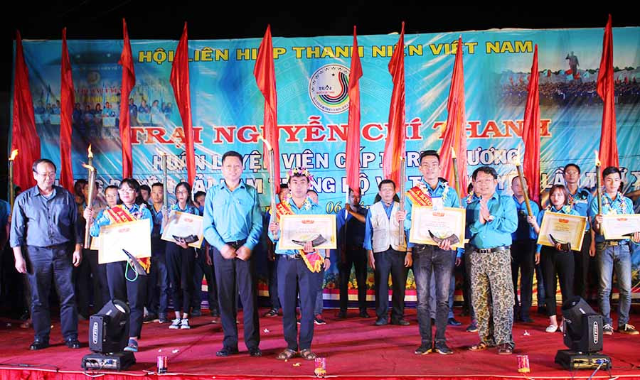 Ban tổ chức trao dải băng danh dự cho thủ khoa và á khoa của trại huấn luyện. Ảnh Phan Lài