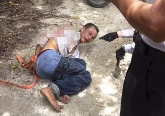  Trần Văn Tiếp - nghi phạm cứa cổ chủ tiệm cầm đồ - bị người dân khống chế, bắt giữ