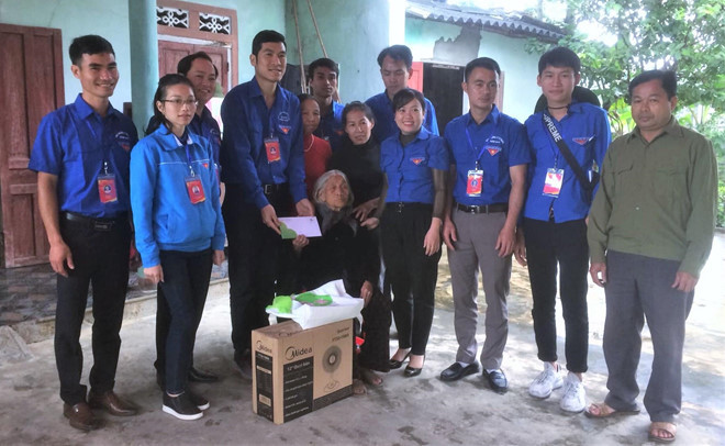  Ngoài học tập, Công Minh (thứ 2 phải sang) còn năng nổ hoạt động thiện nguyện. Ảnh: NVCC.