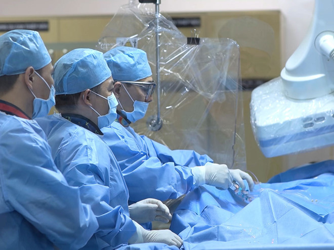 Các bác sĩ can thiệp tim mạch cho bệnh nhân nhồi máu cơ tim cấp