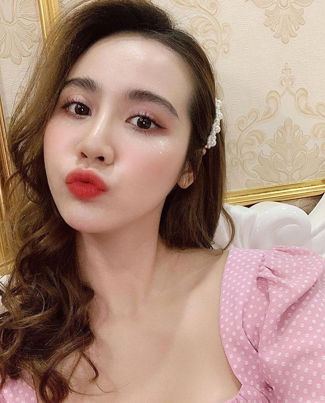 Huyền Lizzie (SN 1990 - Hà Nội) là một trong những hot girl đời đầu ở Hà Nội. Sau khi nổi tiếng, cô lấn sân sang nghệ thuật và gặt hái được nhiều thành công.