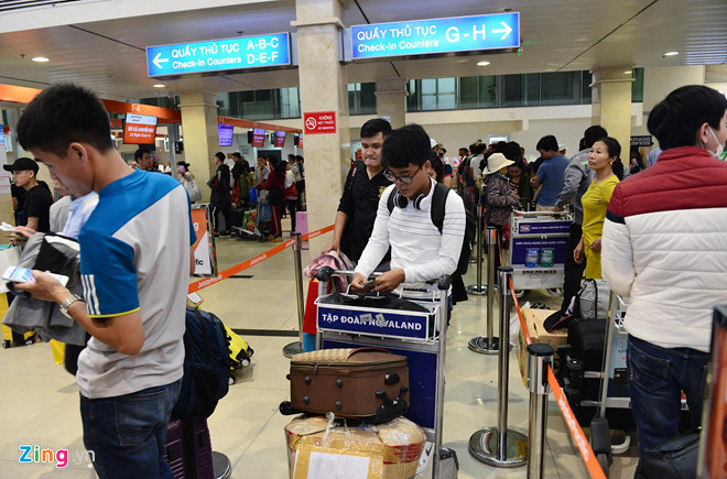 Theo Vietnam Airlines, từ ngày 1/8 hành khách hạng Phổ thông của hãng sẽ được mang một kiện hành lý xách tay gồm phụ kiện có tổng trọng lượng tối đa 12 kg, thay vì 7 kg như trước. Ảnh: Lê Quân.