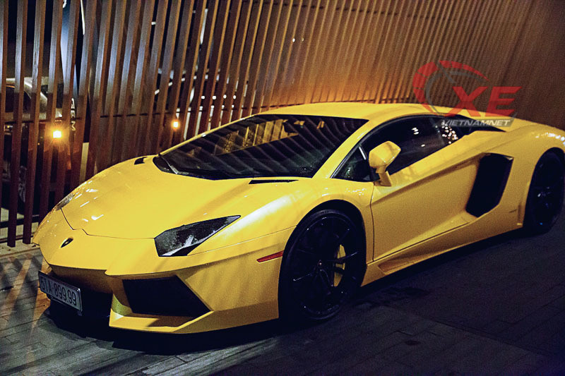  Siêu xe Lamborghini Aventador LP700-4 màu vàng với biển kiểm soát trắng 51A-89999 bất ngờ xuất hiện. Đây là chiếc Aventador đầu tiên về Việt Nam hồi tháng 6/2012, trước đó xe mang biển NG.(ảnh: Phạm Hòa)