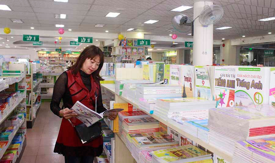  Phụ huynh có thể dễ dàng lựa chọn bộ SGK cho con với nhiều ưu đãi hấp dẫn. Ảnh: N.T
